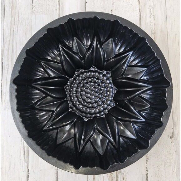 Nordic Ware Sunflower Cake 10 Cups Made in USA Cast Aluminum Baking Pan - Picture 3 of 5